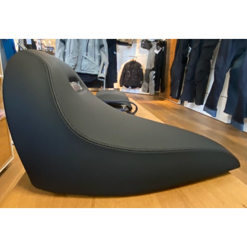 R18 CLASSIC RIDER AND PASSENGER OEM SEATS – TAKE OFF